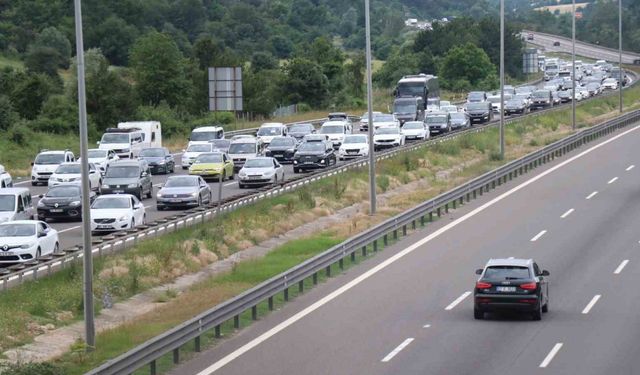 Tatilcilerin trafik çilesi sürüyor