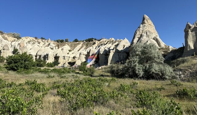 Kapadokya'da ters rüzgarla karşılaşan balon kayalıklara iniş yaptı