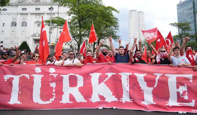 Almanya'da polisin bozkurt hazımsızlığı! Türk taraftarlarının yürüyüşünü durdurdu