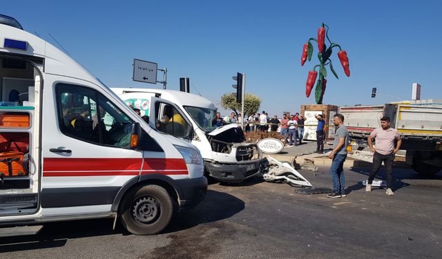 Gaziantep'te tır ile minibüsün çarpıştığı kazada 1 kişi yaralandı