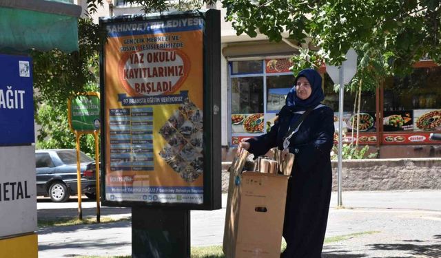 Biriktirdiği atıklarla çocukları sevindiriyor