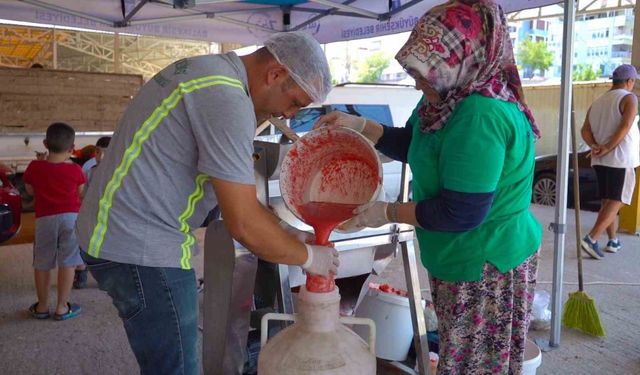 Kadınların salça mesaisi 15 gün erken başladı