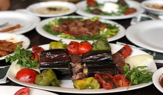 Gastronomi kentinde "Mutfakta Ata Mirası" projesiyle gençler yöresel yemeklerle tanışıyor