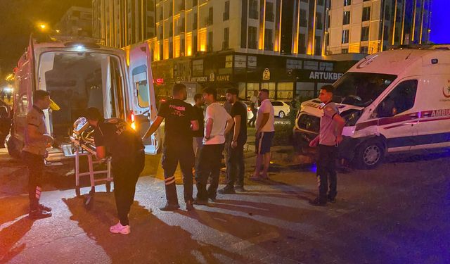 Mardin'de ambulans ile otomobil çarpıştı! 6 yaralı...