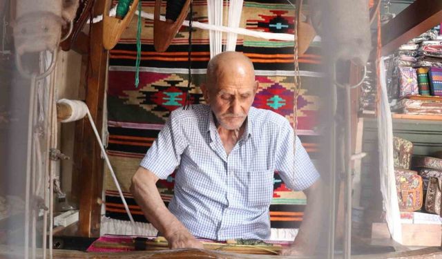 Babasından öğrendiği kilim dokuma mesleğini 3 metrekarelik dükkanında yaşatıyor