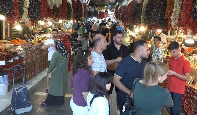 Gaziantep’e gelen gurbetçiler esnafın yüzünü güldürdü