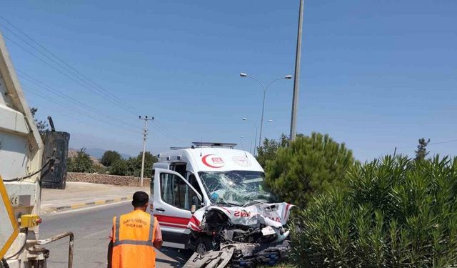 Gaziantep’te vakadan dönen ambulans tankere çarptı: 3 sağlıkçı yaralı