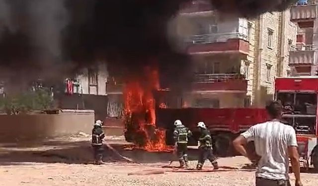 Gaziantep'te yeni aldığı kamyon alev alev yandı