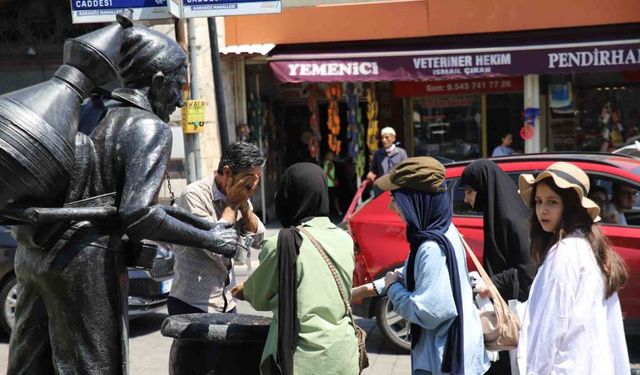 Sıcaktan bunalan vatandaşlar çareyi çeşme başında buldu