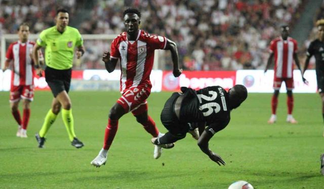 Trendyol Süper Lig: Samsunspor: 0 - Beşiktaş: 2 (İlk yarı)