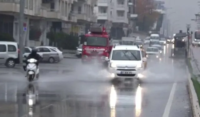 Kavurucu sıcakta Gaziantep sağanak yağmur ile serinledi