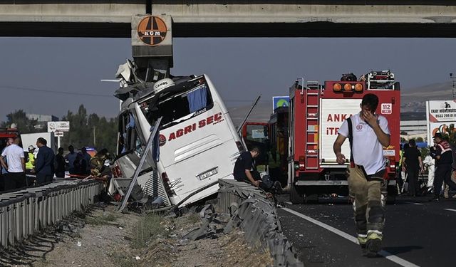 Yolcu otobüsü köprü ayağına çarptı: 11 ölü, 25 yaralı