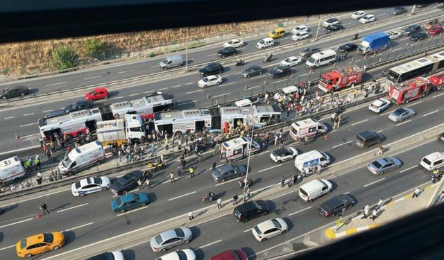 Küçükçekmece'de metrobüsler çarpıştı! Şoförün ifadesi...