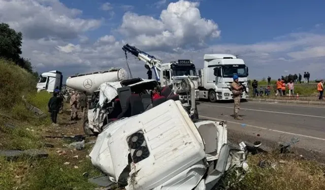 Gaziantep'te beton mikseriyle çarpışan kamyonetin sürücüsü yaralandı