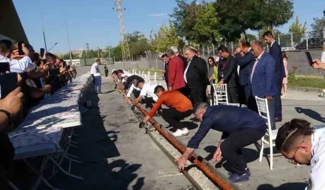 Van’da tek şişte yapılan 65 metrelik kebap dakikalar içerisinde tüketildi