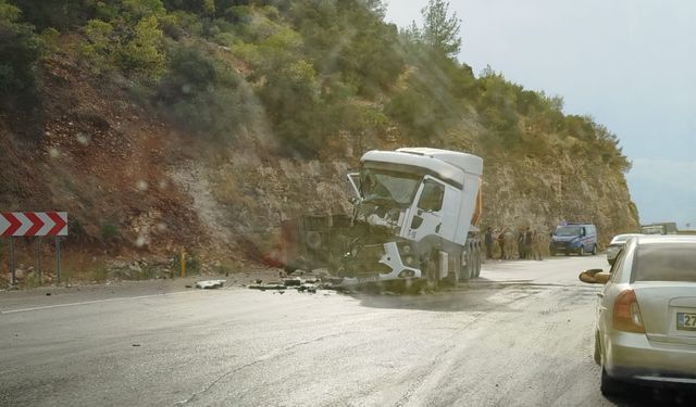 Gaziantep’te kamyon ile kamyonetin çarpıştığı kazada 2 kişi yaralandı