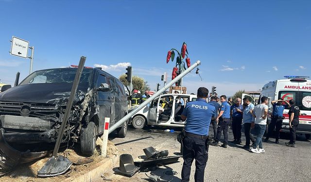 Gaziantep'te minibüs ile hafif ticari aracın çarpıştığı kazada 4 kişi yaralandı