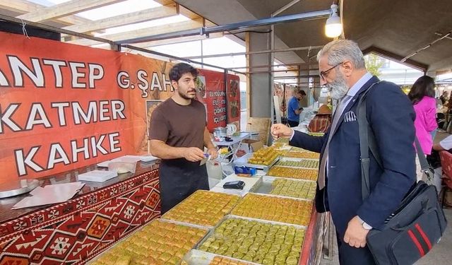 En hızlı baklava yeme yarışmasında birinci oldu: Bir tepsi baklavayı kaptı