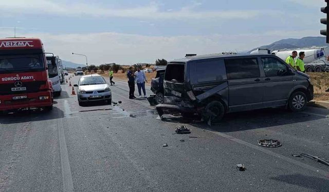 Gaziantep’te 3 aracın karıştığı zincirleme trafik kazası: 2 yaralı