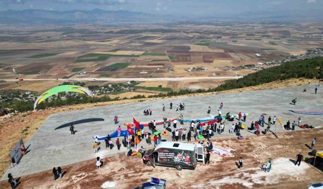 Gaziantep’te yamaç paraşütü heyecanını depremzede çocuklar merakla izledi