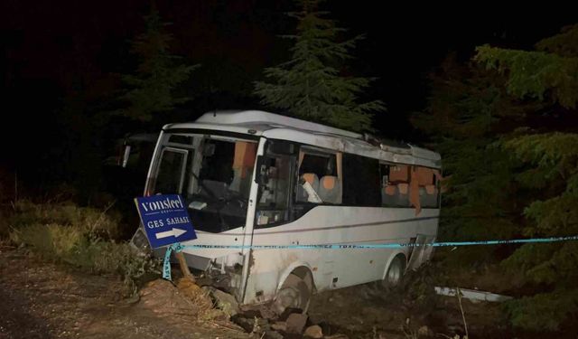 Polis memurlarını taşıyan midibüs şarampole uçtu: 14’ü polis 15 yaralı