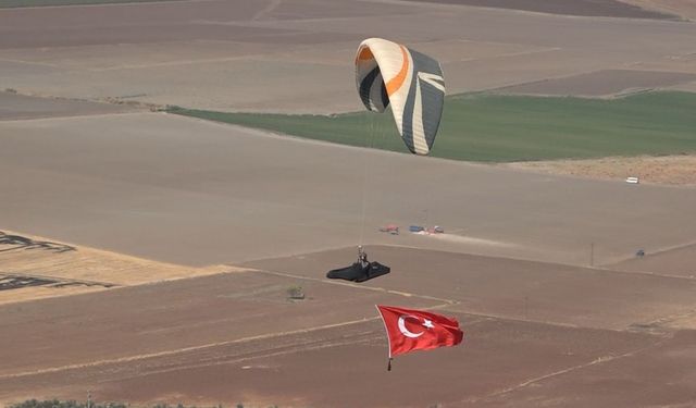 Yamaç paraşütü festivalinde adrenalin dolu anlar yaşandı