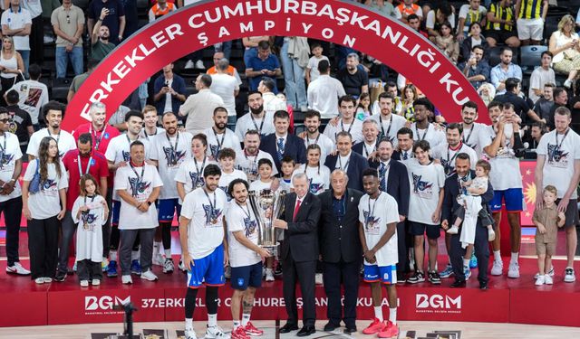 Cumhurbaşkanı Recep Tayyip Erdoğan, Anadolu Efes’e kupasını takdim etti