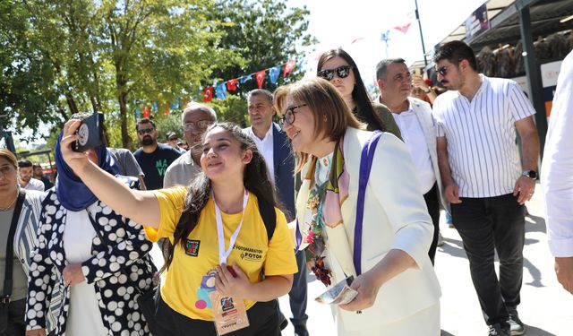 Başkan Şahin festival alanında vatandaşlarla bir araya geldi