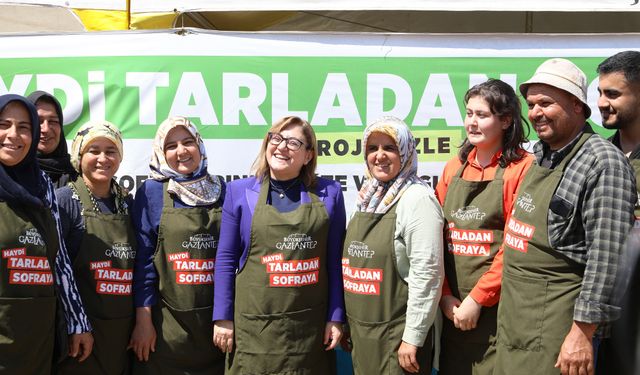 Başkan Şahin, Haydi Tarladan Sofraya Pazar Yeri’nden alışveriş yaptı