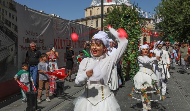 GastroAntep korteji ile festival başladı