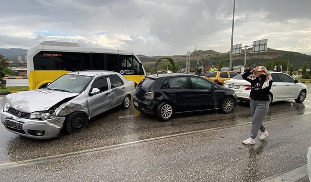 Zincirleme trafik kazasında 4 kişi yaralandı