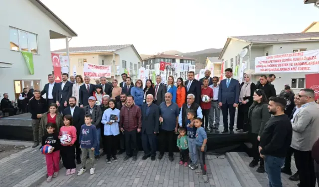 Gaziantep, Kahramanmaraş ve Kilis'te deprem konutları kurayla hak sahiplerine teslim edildi