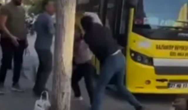 Trafiği alt üst ettiler! Gaziantep’te Halk Otobüsü’nde yumruk yumruğa kavga...