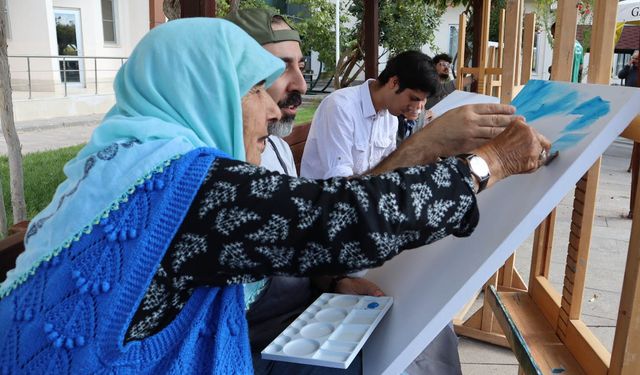 Huzurevi sakinleri, öğrencilerle resim çalıştayında bir araya geldi