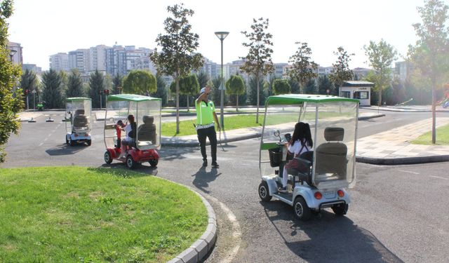 Çocuklar, trafik kurallarını eğlenerek öğreniyorlar