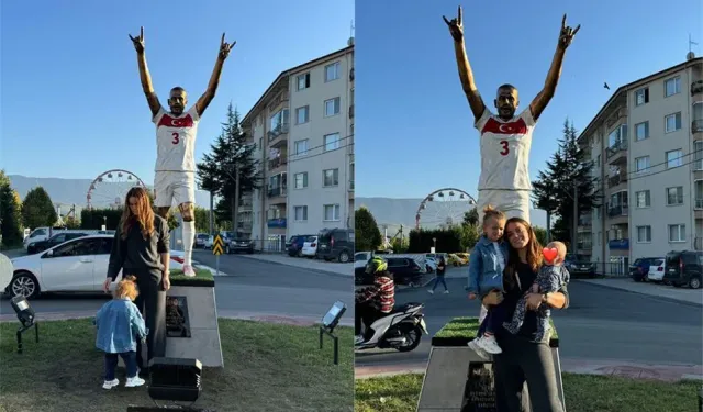 Merih Demiral’ın heykelinin önünde eşi fotoğraf çektirdi