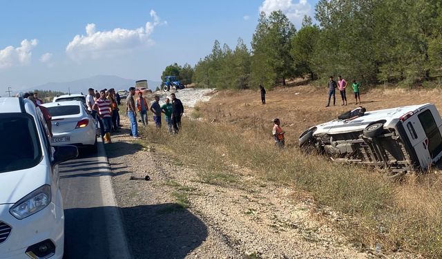 Gaziantep’te otomobille minibüsün çarpıştığı kazada 2 kişi yaralandı