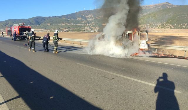 Gaziantep'te seyir halindeki hafif ticari araç yandı