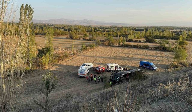 Gaziantep'e giden yolcu otobüsü şarampole yuvarlandı! 21 yaralı...