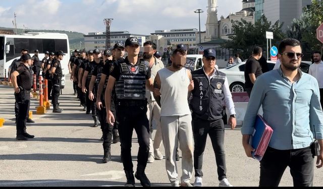 Gaziantep’te uzun namlulu silahlarla husumetlilerini tehdit eden şahıslar adliyede