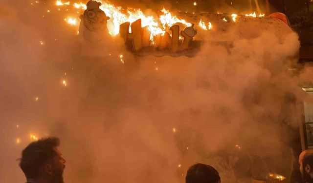 Korkutan yangın: 5 katlı eğlence merkezi alev alev yandı