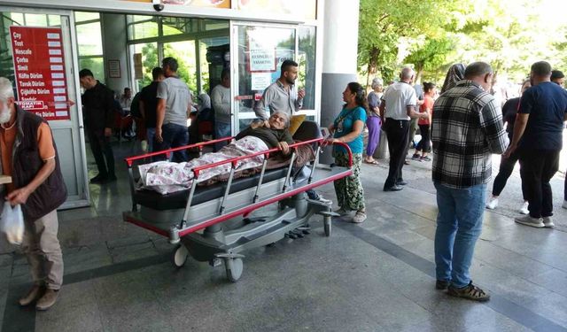 Malatya’da depreme hastanede yakalanan bazı hastalar dışarı çıkarıldı