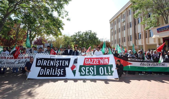 GAÜN öğrencileri Aksa Tufanı’nın yıl dönümü için yürüyüş düzenledi