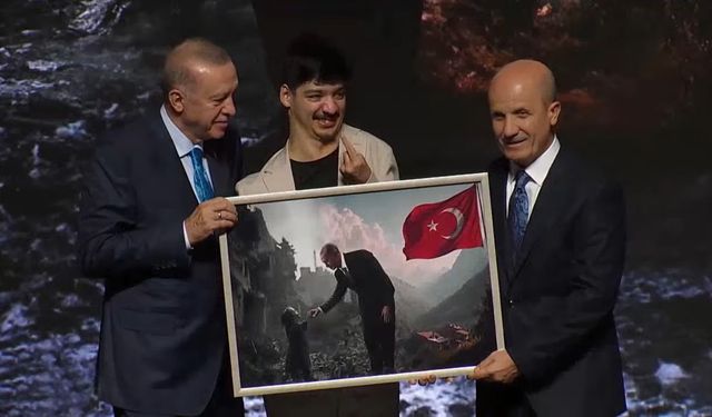 HKÜ öğrencisi Mert Can Altun, Cumhurbaşkanı Erdoğan’a eserini takdim etti