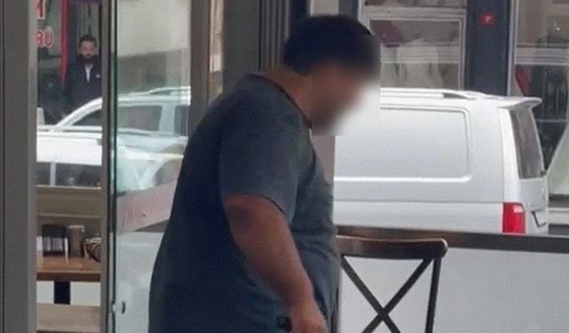 Akli dengesi yerinde olmayan adam annesini darp etti, polise bıçak çekti