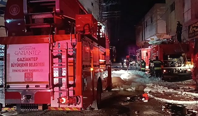 Gaziantep’te ayakkabı ve terlik imalathanesinde yangın