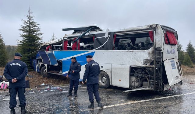 Yolcu otobüsü devrildi! Çok sayıda yaralı var...