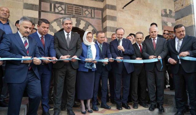 Depremde hasar alan Gaziantep’teki tarihi Alaybey Cami ibadete açıldı
