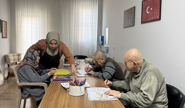Gaziantep'te 3 depremzede huzurevinde yaralarını sarıyor
