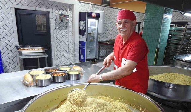 Gaziantep'te 78 yaşındaki emekli aşçı mesleğe geri döndü! Gönüllü çalışıyor...